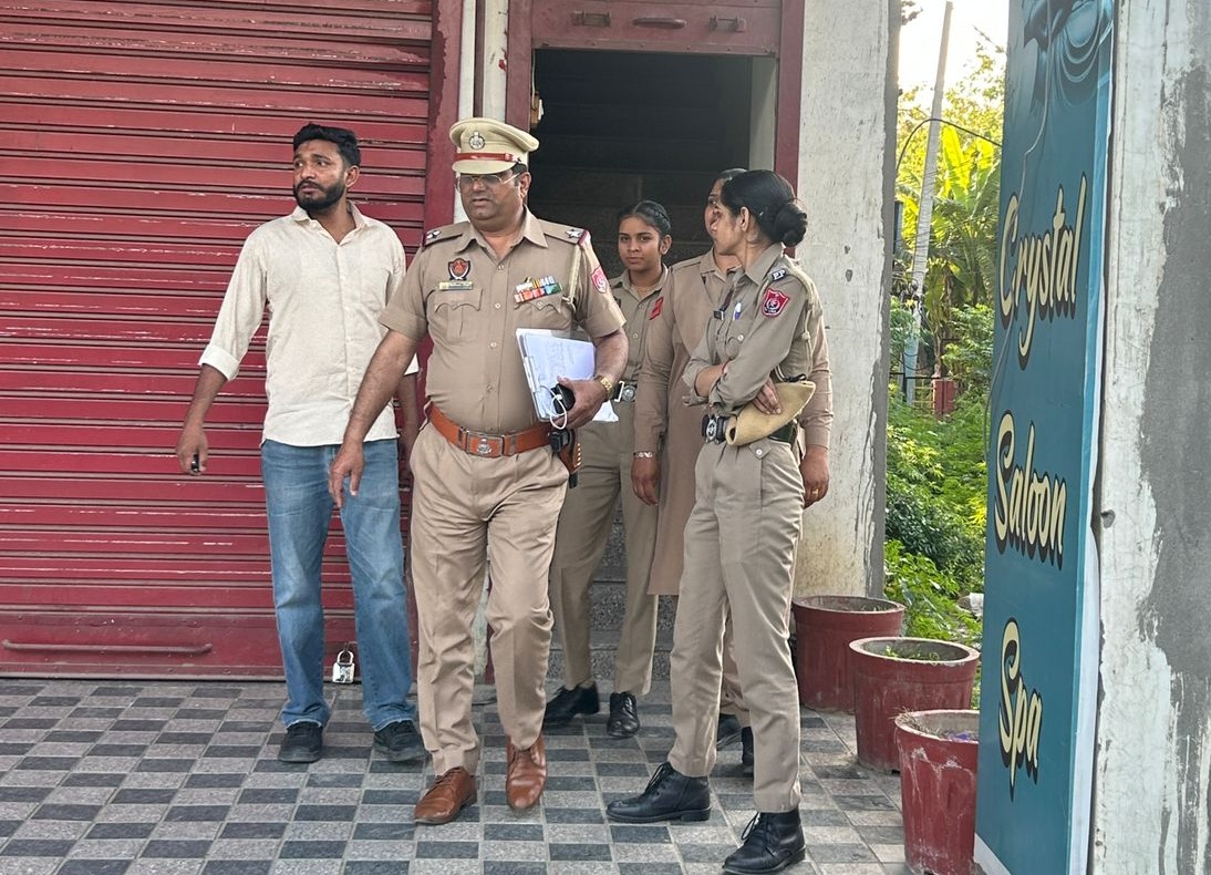 स्पा सेंटर पर रेड के दौरान बाहर मौजूद पुलिसकर्मी। सेंटर संचालक शटर गिराकर भाग गया था, इसलिए पुलिस अंदर नहीं जा सकी।