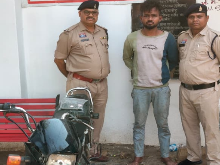 लूट का तीसरा आरोपी प्रियेश कुमार बर्मन उसी समय पकड़ा गया था।