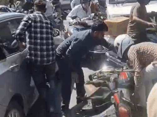 बाइक सवार अपने वाहन को छोड़कर दूर हो गए।