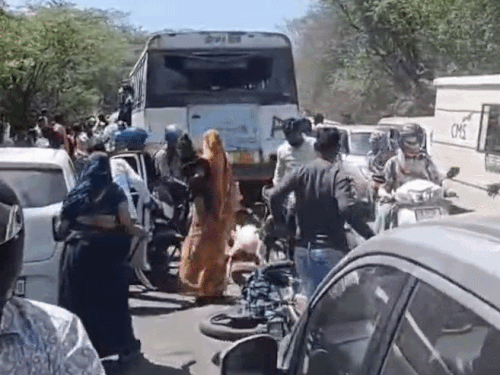 अफरा तफरी के बीच कई वाहन चालक अपने छोड़ कर भाग छूटे।