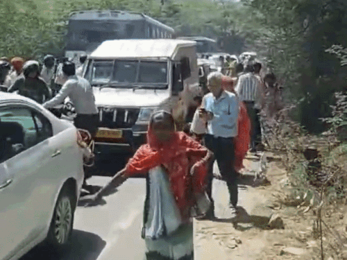 बस में धुआं उठने के बाद दूर हुए लोग व यात्री।