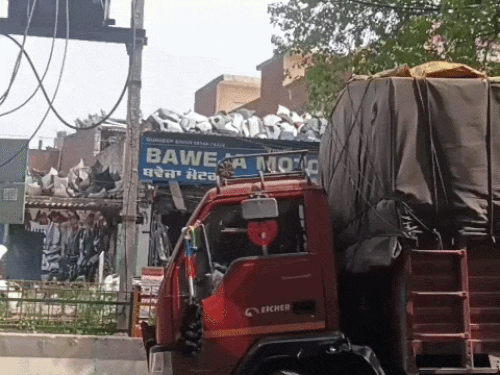 ट्रक का अगला हिस्सा पूरी तरह क्षतिग्रस्त।