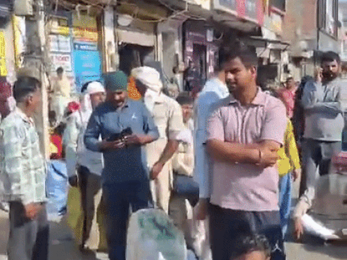 कुरुक्षेत्र में सिलेंडर न मिलने पर लोग अंबाला रोड पर ही बैठ गए।