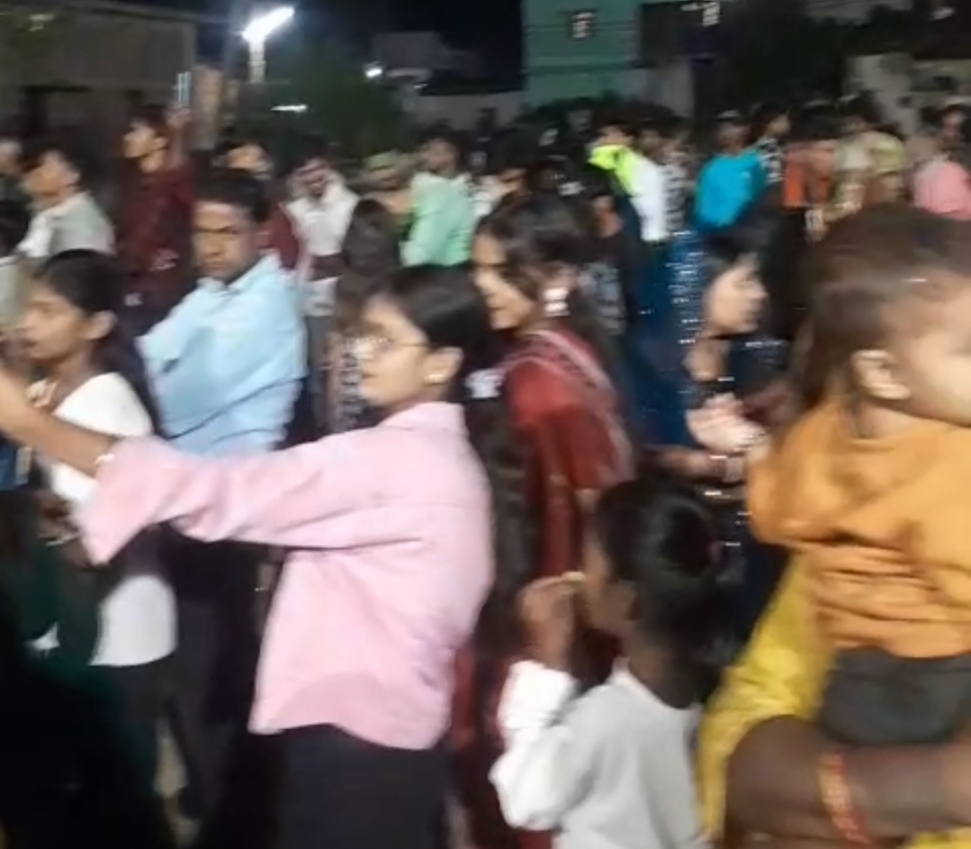 विसर्जन के दौरान स्थानीय लोगों की भीड़।