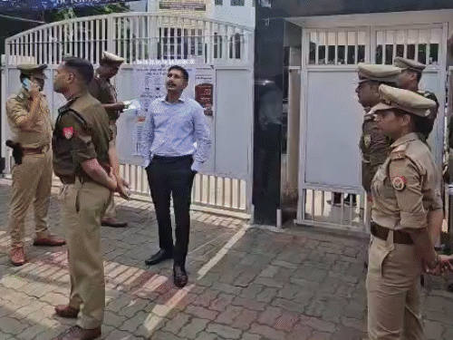 27 केंद्रों पर परीक्षा हो रही है। इसमें 11403 अभ्यर्थी शामिल होंगे।