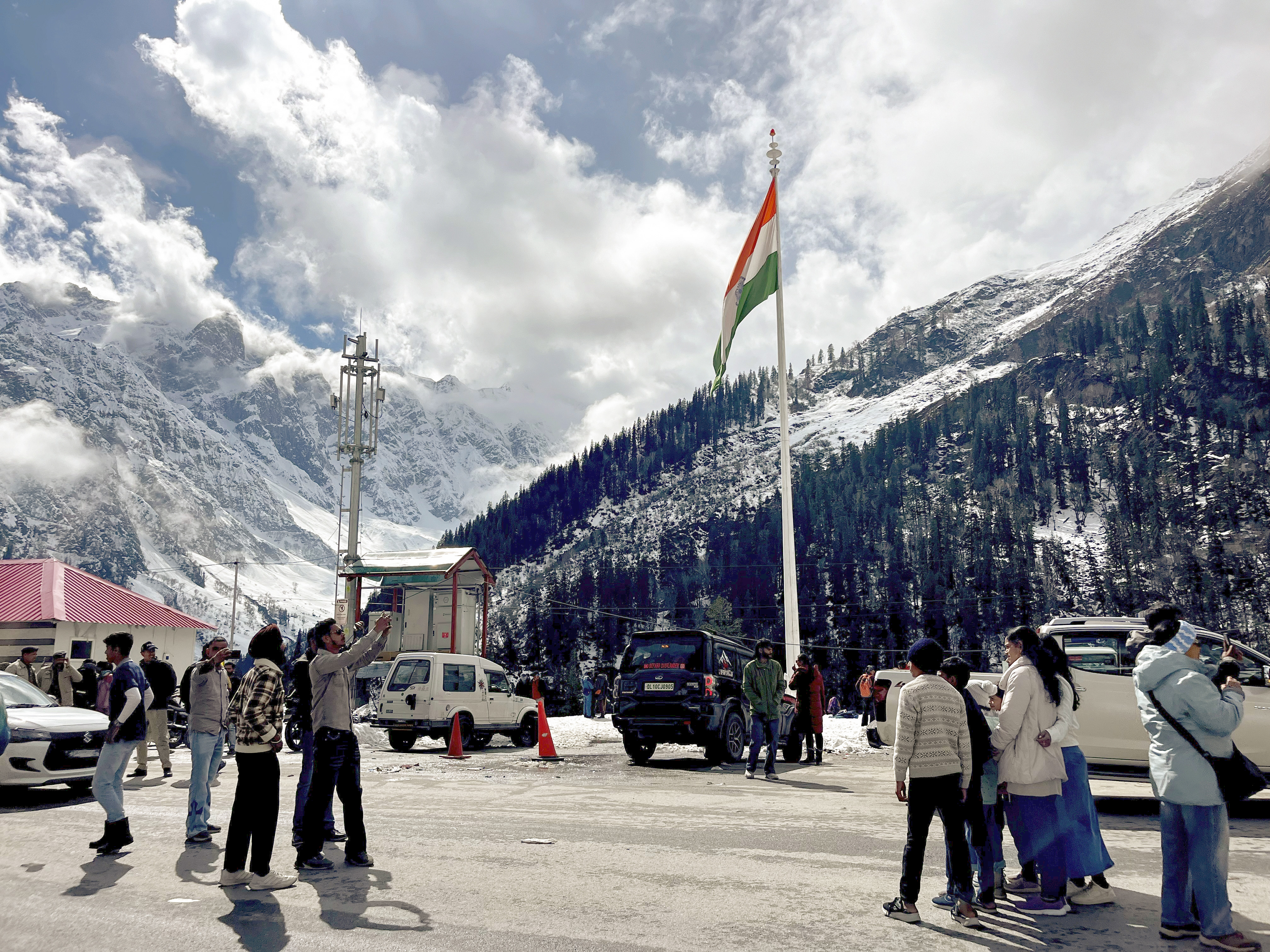हिमाचल प्रदेश के कुल्लू के मनाली में रविवार को बर्फबारी हुई।