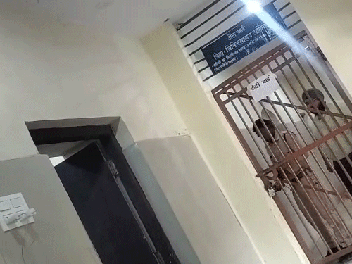 जेल वार्ड में कैदी के परिजनों को आने-जाने दिया जा रहा था।