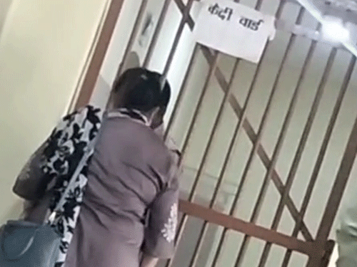 वीडियो वायरल होने के बाद 2 जेल प्रहरी को सस्पेंड किया गया है।