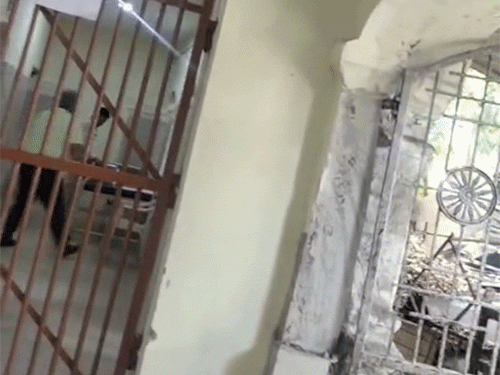 परिजन अपने मन मुताबिक जेल वार्ड में कैदी को हर सुविधा दे रहे थे।