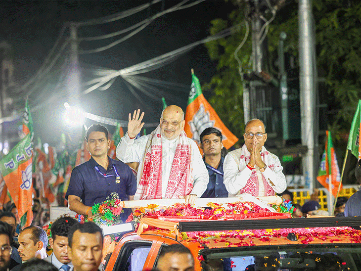 अमित शाह दो दिन के असम दौरे पर हैं। शनिवार को उन्होंने रोड शो निकाला था। - Dainik Bhaskar