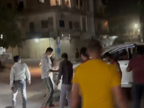 घटना के बाद चालक (पीली शर्ट में) ने भागने का प्रयास भी किया। - Dainik Bhaskar