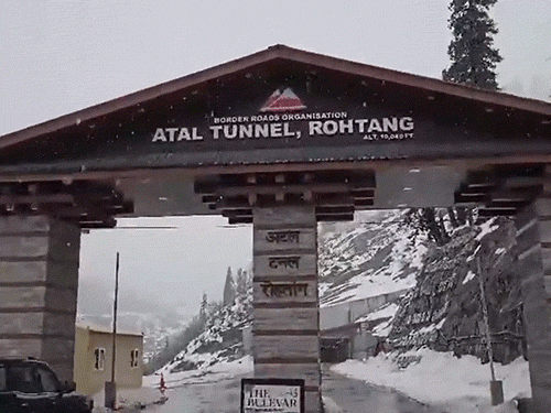 हिमाचल प्रदेश में अटल टनल के पास रविवार को बर्फबारी हुई।