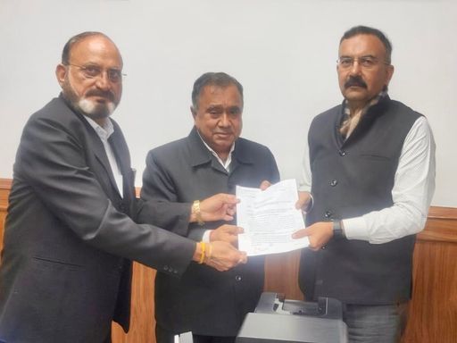 राज्य चुनाव आयुक्त देवेंद्र कल्याण को ज्ञापन सौंपते हुए पंचकूला कांग्रेस नेता रविंद्र रावल।