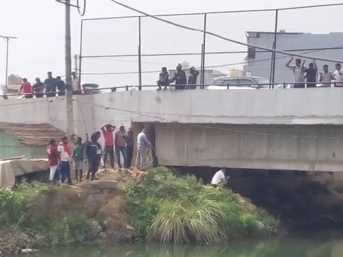 मौके पर जमा हुए लोग।