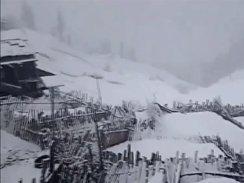 जम्मू-कश्मीर में बांदीपुर जिले के गुरेज और तुलैल समेत ऊंचे इलाकों में बर्फबारी हुई।