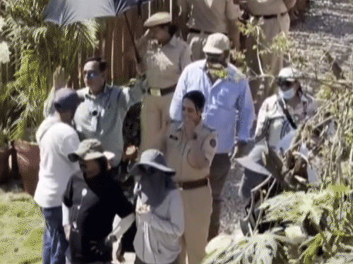 In the video, Sonakshi Sinha is seen in police uniform. She is seen looking very powerful in this uniform.