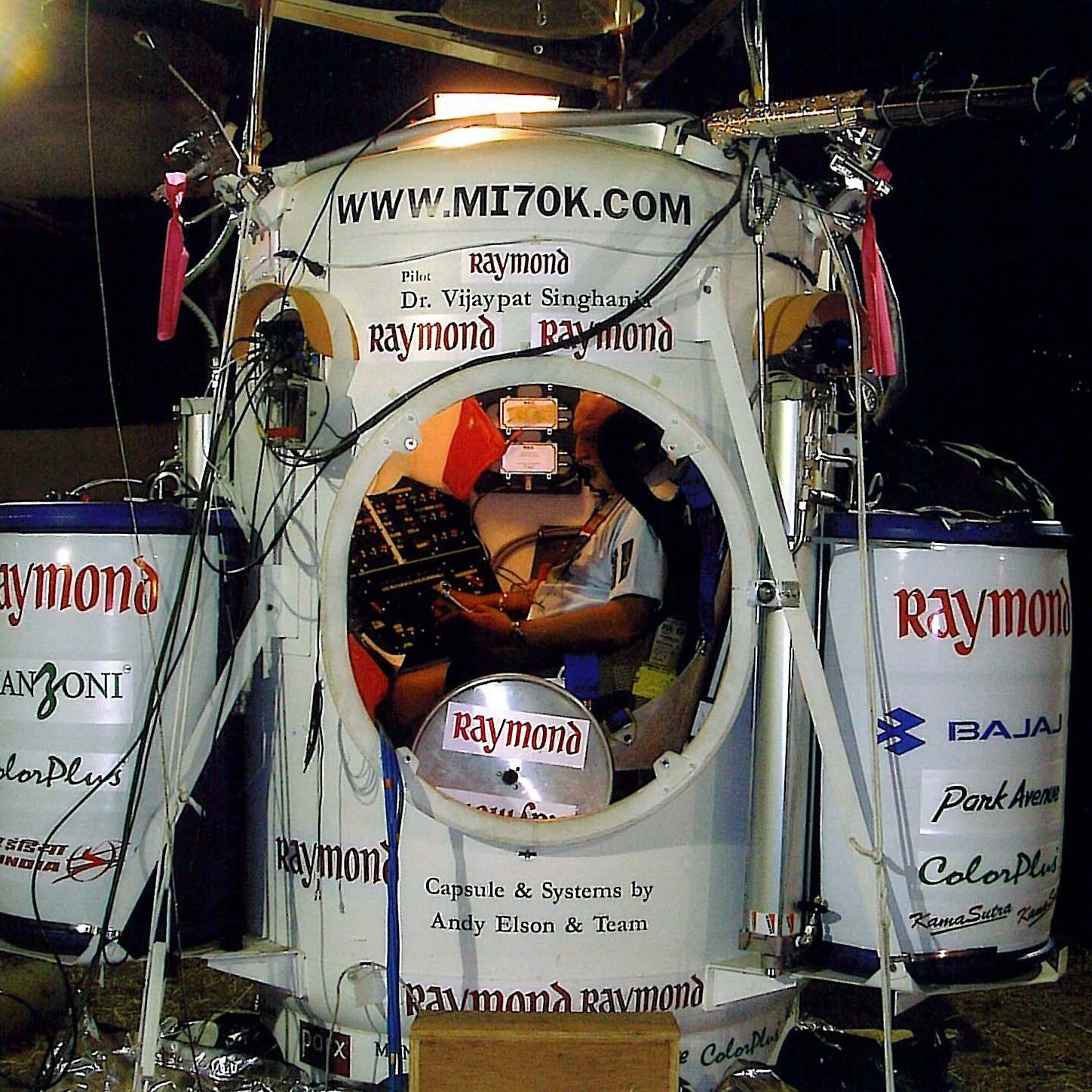 डॉ. विजयपत सिंघानिया ने 26 नवंबर 2005 को मुंबई में 'कैमरून Z-1600' हॉट-एयर बैलून के जरिए 68,986 फीट की ऊंचाई पर पहुंचकर विश्व रिकॉर्ड बनाया था।