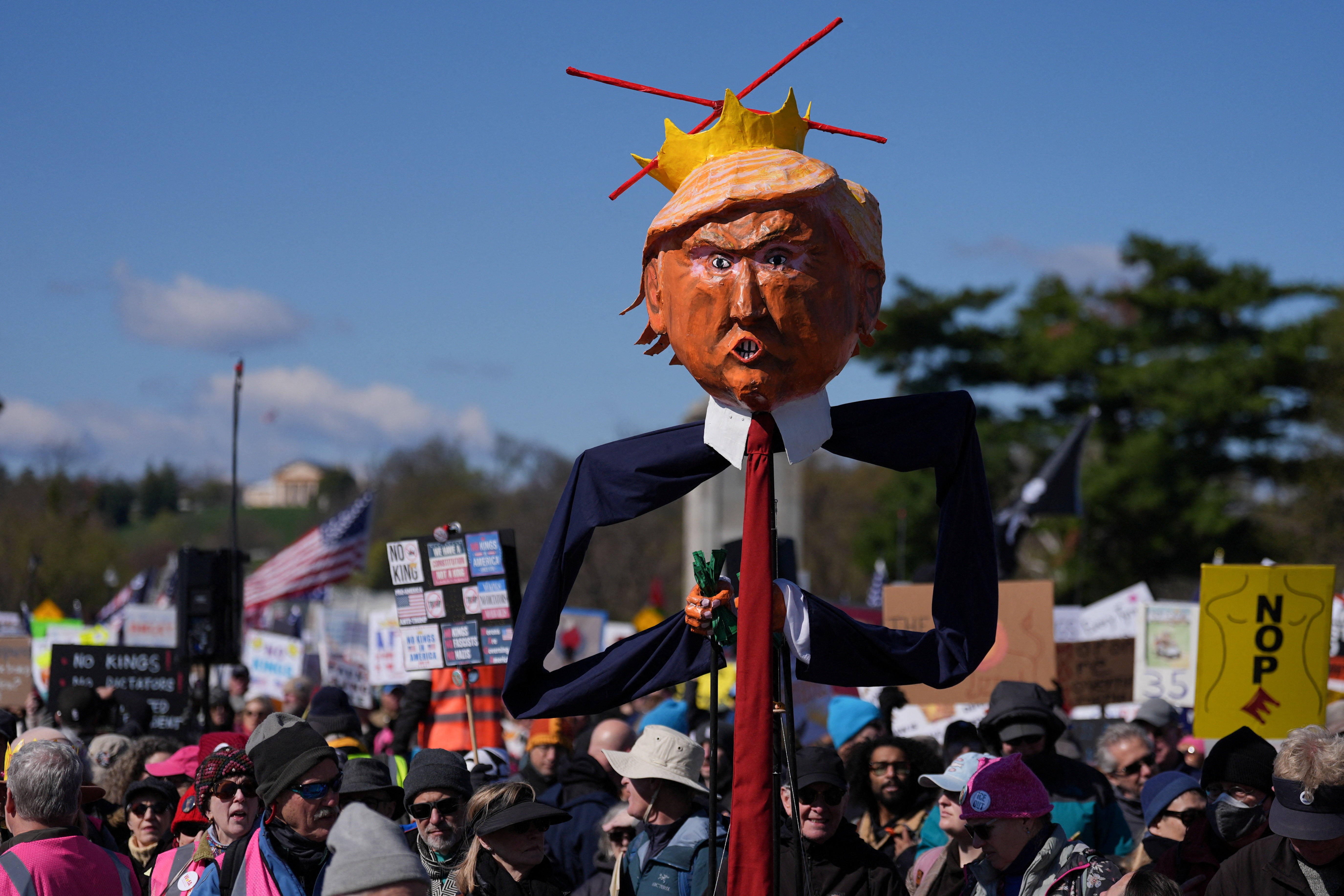 अमेरिका की राजधानी वॉशिंगटन डीसी में “नो किंग्स” प्रदर्शन के दौरान लोगों ने राष्ट्रपति डोनाल्ड ट्रम्प के पुतले के जरिए अपना विरोध जताया।