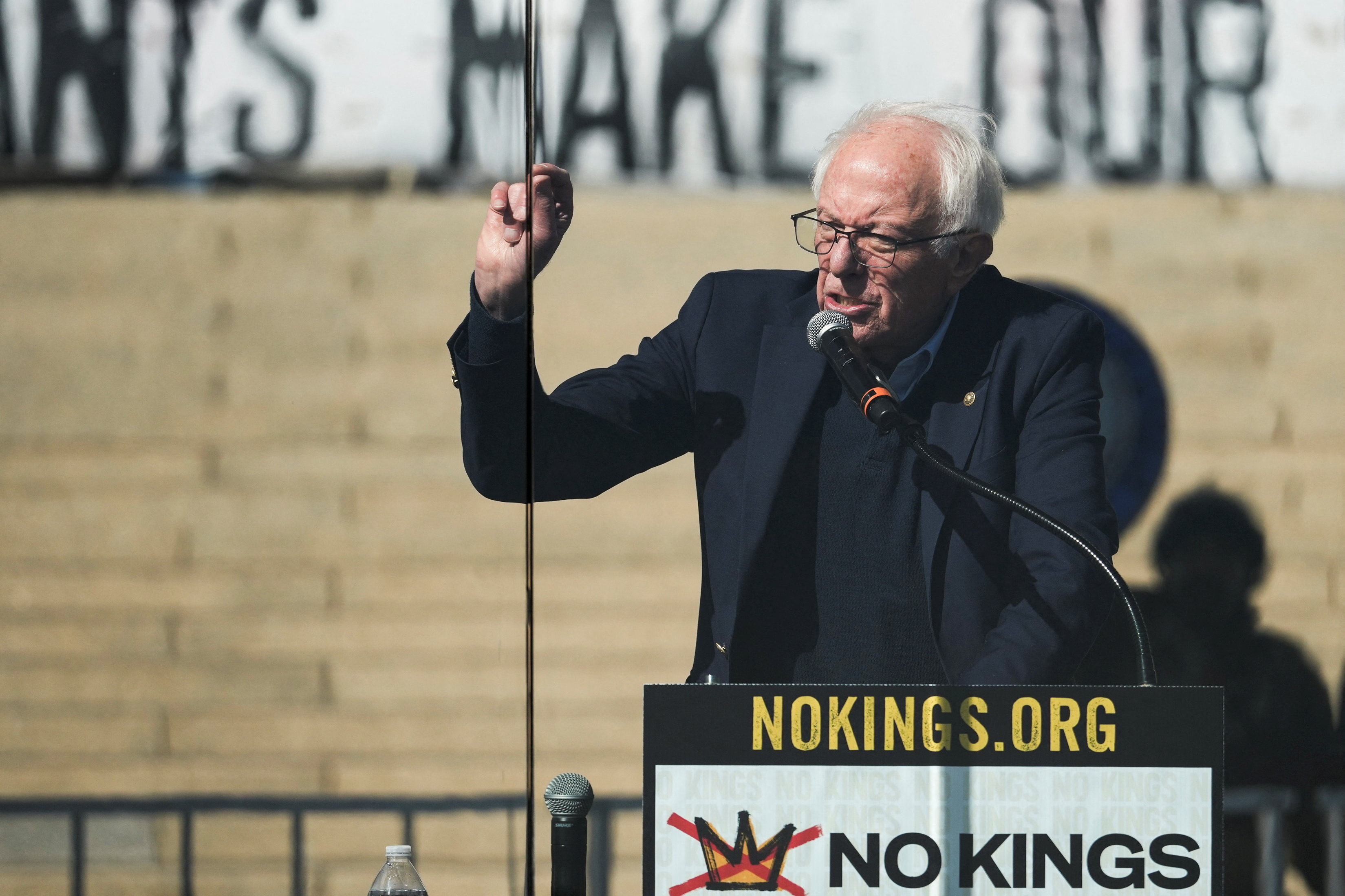 मिनेसोटा राज्य में डेमोक्रेट नेता बर्नी सैंडर्स ने लोगों को संबोधित किया और कहा कि राजनीति में अमीर लोगों का असर बढ़ता जा रहा है।