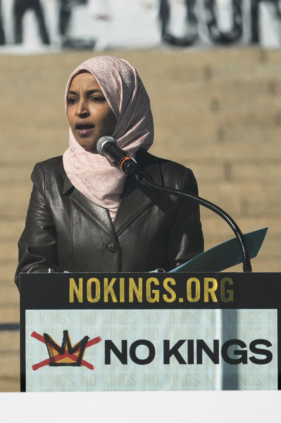 मिनेसोटा राज्य में अमेरिकी सांसद इल्हान उमर ने ट्रम्प के खिलाफ "नो किंग्स" रैली में लोगों को संबोधित किया।