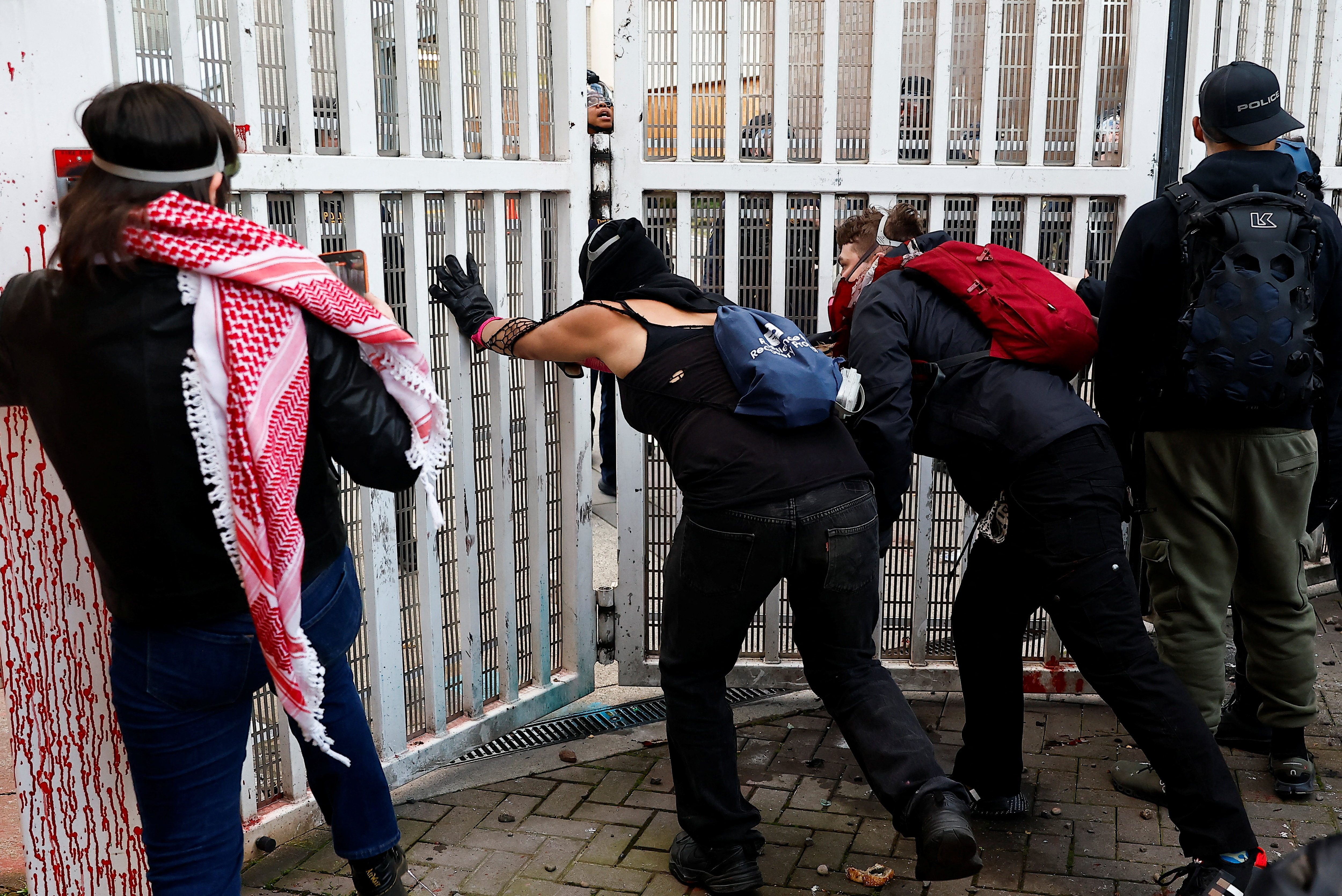 अमेरिका में ज्यादातर जगहों पर प्रदर्शन शांतिपूर्ण रहे, लेकिन लॉस एंजिलिस में कुछ जगहों पर हालात बिगड़ गए। वहां कुछ प्रदर्शनकारियों और पुलिस के बीच टकराव हुआ, जिसमें कई लोगों को गिरफ्तार किया गया।