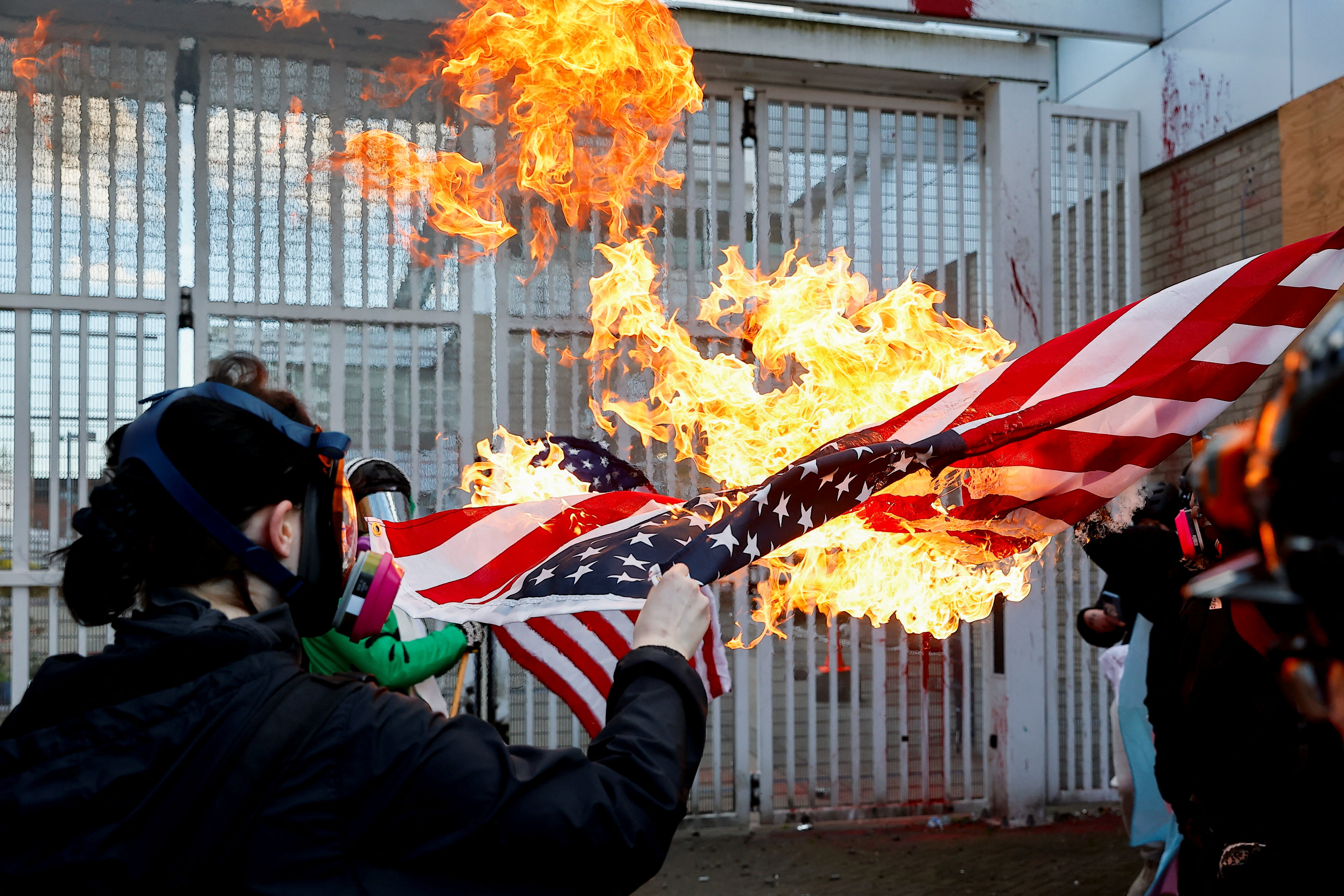 अमेरिका के ओरेगन राज्य के पोर्टलैंड में प्रदर्शन के बाद माहौल तनावपूर्ण हो गया। प्रदर्शनकारियों ने अमेरिकी इमिग्रेशन एजेंसी (ICE) के दफ्तर के बाहर अमेरिकी झंडा जला दिया।