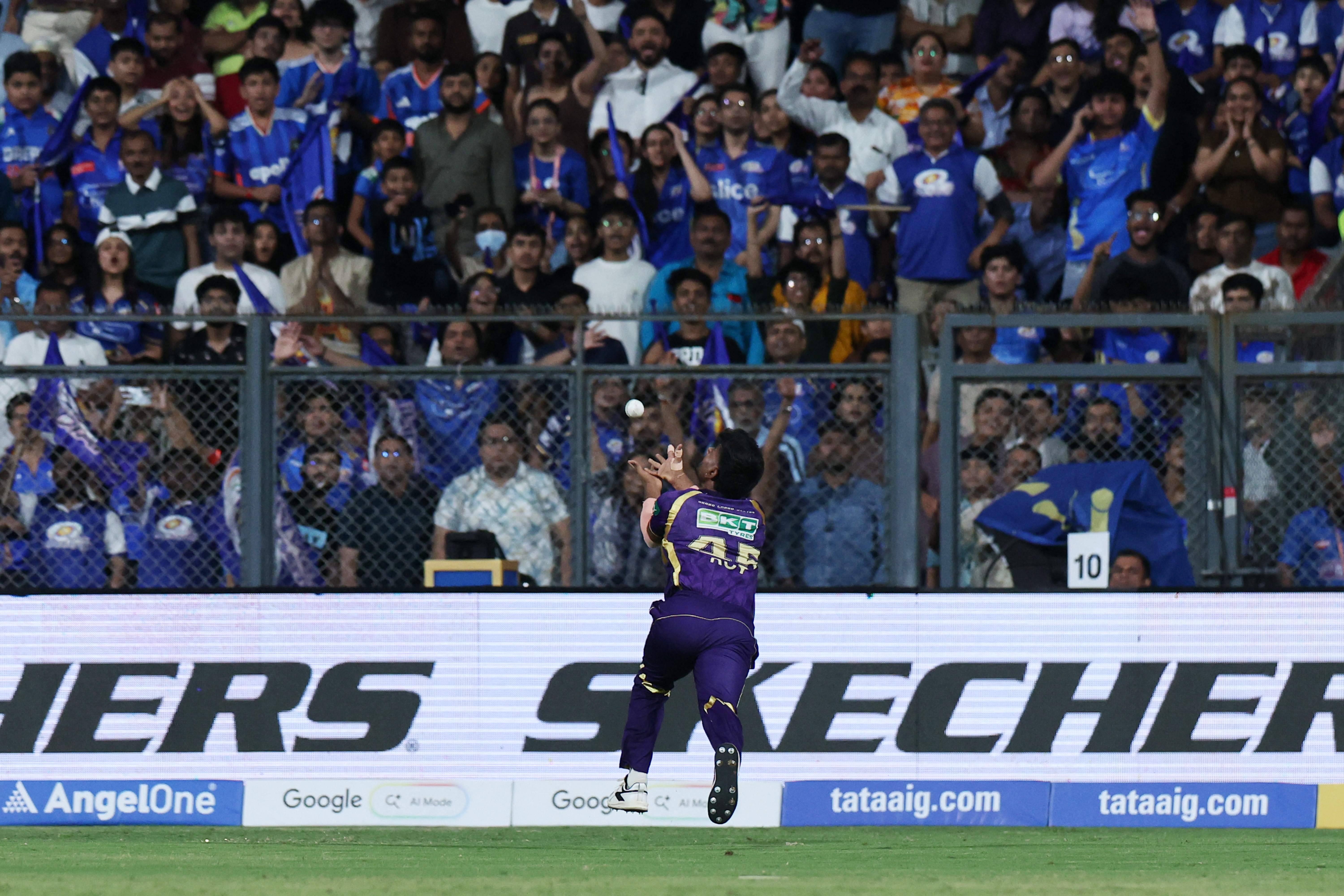 अनुकुल रॉय ने हवा में छलांग लगाकर कैच लपक लिया।