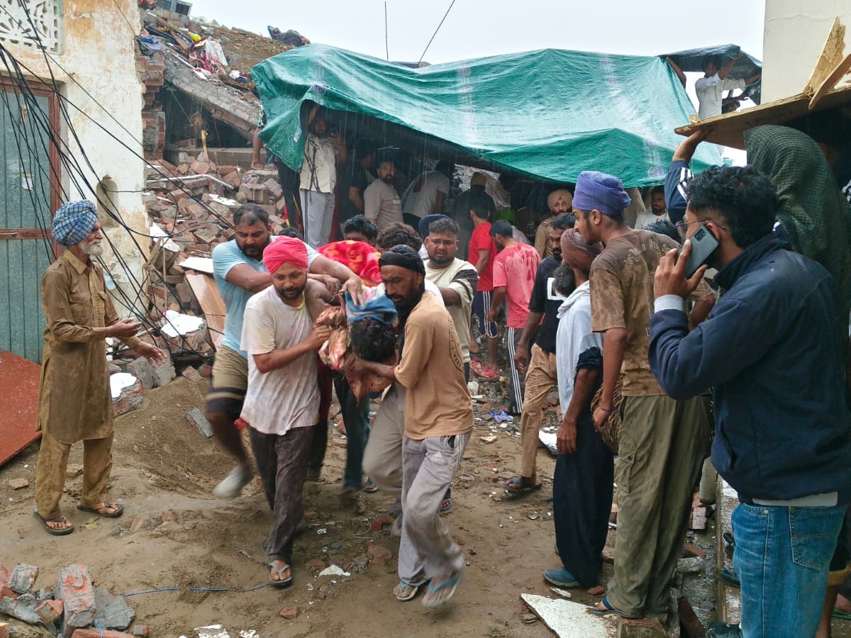 मलबे से निकालकर 3 लोगों को अस्पताल भेजा गया। बूंदाबांदी होने के चलते लोग ऊपर तिरपाल डालकर मलबा हटाने में लगे रहे।