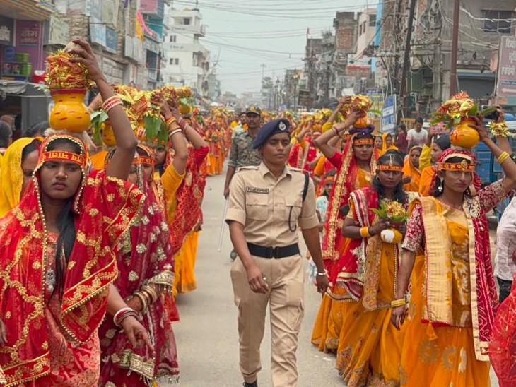 भव्य कलश यात्रा में शामिल महिलाएं।