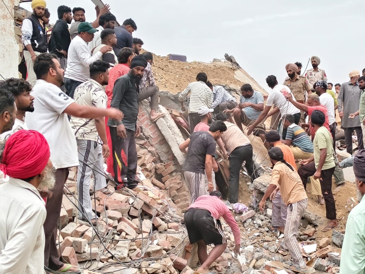 बरनाला में जैक लगाते समय मकान गिर गया, जिससे यह हादसा हुआ। मलबे में दबे को खोजते ग्रामीण।