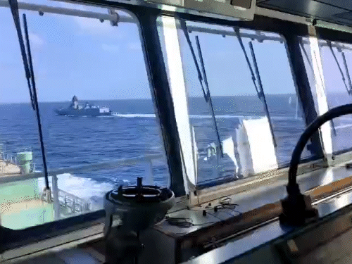 LPG से लदे जहाजों को भारतीय नौसेना एस्कॉर्ट कर रही है।