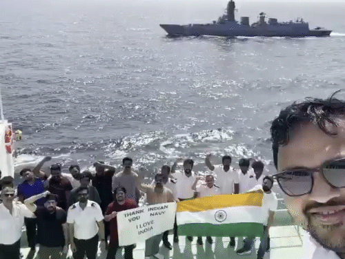 होर्मुज स्ट्रेट कॉस करने के दौरान जहाज पर मौजूद क्रू ने हाथों में तिरंगा लेकर भारत माता की जय के नार लगाए।