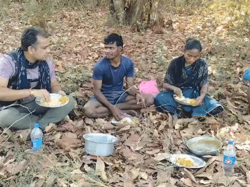 कांकेर में SI रामेश्वर चतुर्वेदी ने सरेंडर करने आ रहे नक्सलियों को खाना खिलाया, खुद भी साथ बैठकर खाए।