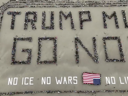 अमेरिका के सैन फ्रांसिस्को में प्रदर्शन के दौरान लोगों ने समुद्र तट पर एक बड़ा मानव बैनर बनाया, जिसमें 'ट्रम्प मस्ट गो नाउ' लिखा था।