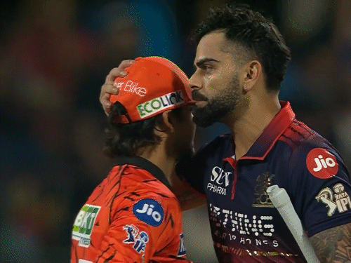 मुकाबला खत्म होने के बाद विराट कोहली सनराइजर्स हैदराबाद के कप्तान ईशान किशन से गले मिले।