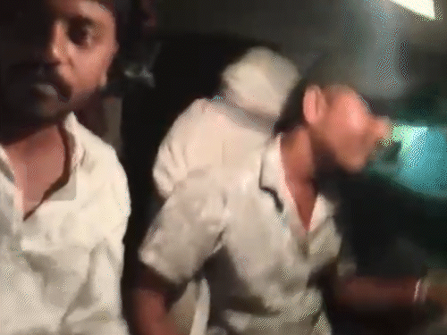 कार में चारों दोस्त खेसारी लाल के भोजपुरी गाने में झूमते दिख रहे हैं।
