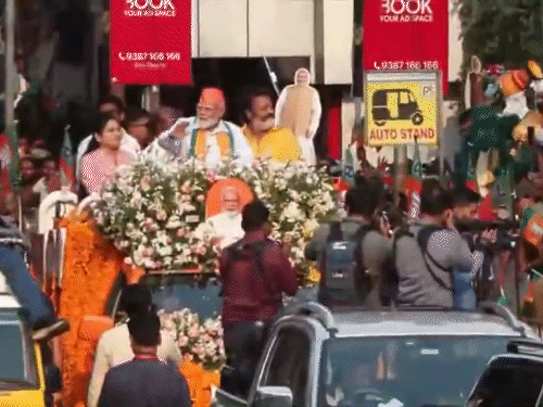 त्रिशूर में पीएम मोदी की रैली निकाली गई। उनके साथ भाजपा सांसद सुरेश गोपी नजर आए।