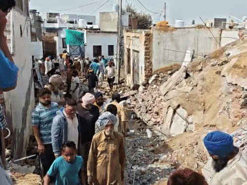 मलबे को खंगालने के बाद बड़ी संख्या में लोग मौके पर मौजूद रहे।