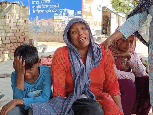 मृतक बॉबी की मां ने रोते हुए सरकार से मदद की मांग की।