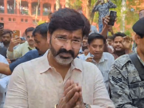 कोर्ट से बाहर निकलने के बाद पवन सिंह मीडिया से बात करने से मना कर दिया था।