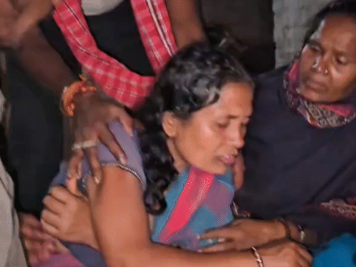 बेटे की मौत के बाद घनश्याम की मां सदमे में हैं। वह रोती-बिलखती और बेहोश हो जाती हैं।