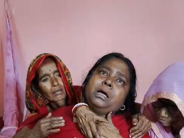 बेटे सागर की मौत के बाद रोती-बिलखती अनुराधा।