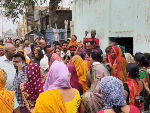 रविवार को सागर के शव को लेकर एम्बुलेंस आया। उसे देखते ही महिलाएं चीखने लगीं।