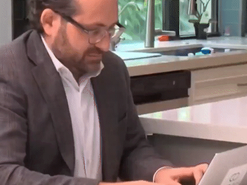 रॉबर्ट लेविन ने AI का इस्तेमाल करके लाखों का कमीशन बचाया।