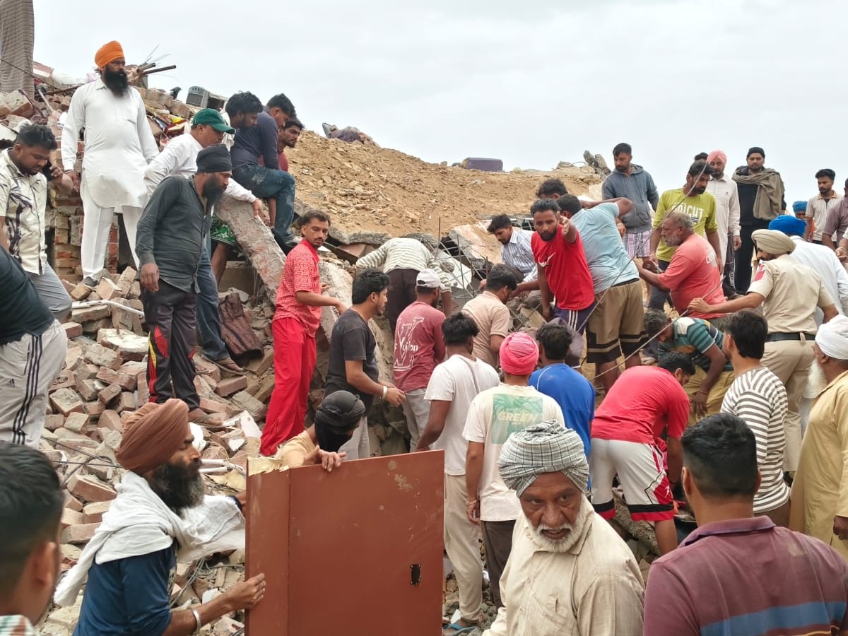 मकान गिरने से बिखरे मलबे में लोगों की तलाश जारी है।