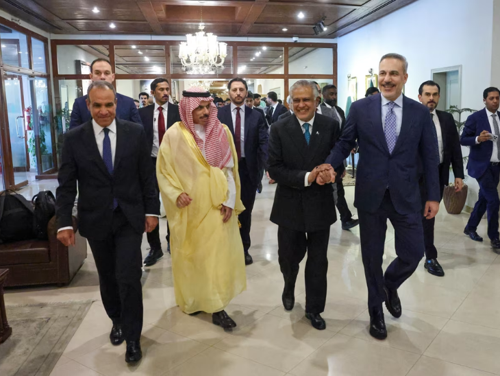 बैठक खत्म होने के बाद मिस्र, सऊदी अरब, तुर्किये और पाकिस्तान के विदेश मंत्री निकलते हुए।