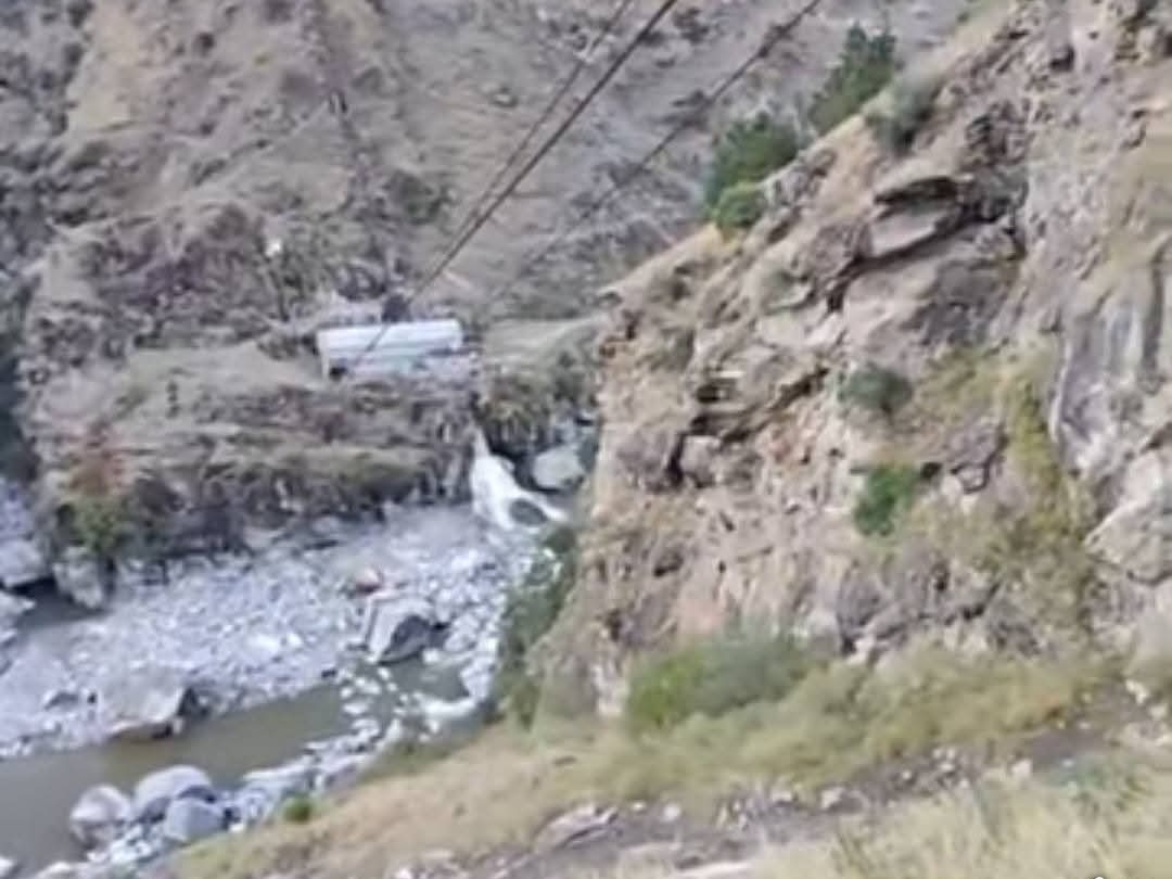 खाई में रेस्क्यू के दौरान की फोटो।