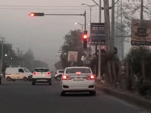 गुरुग्राम में गोल्फ कोर्स एक्सटेंशन रोड पर ट्रैफिक लाइन पर स्टंट करता कार ड्राइवर।