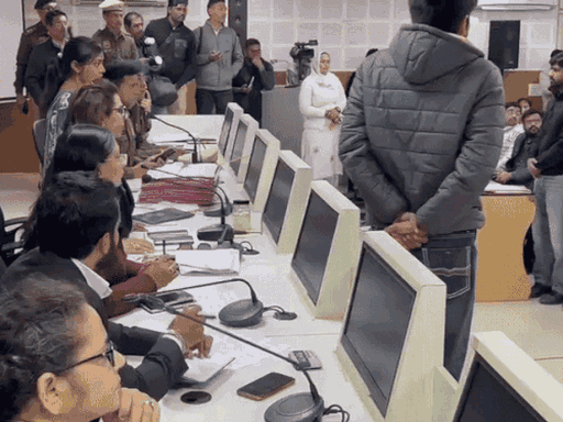 यह फोटो 4 महीने पहले की है, जब हरियाणा महिला आयोग की चेयरपर्सन रेनू भाटिया हिसार पहुंची थीं। यहां नर्सिंग छात्राओं ने उसने कहा था- चेयरमैन सीधा बाथरूम में घुस जाता है।