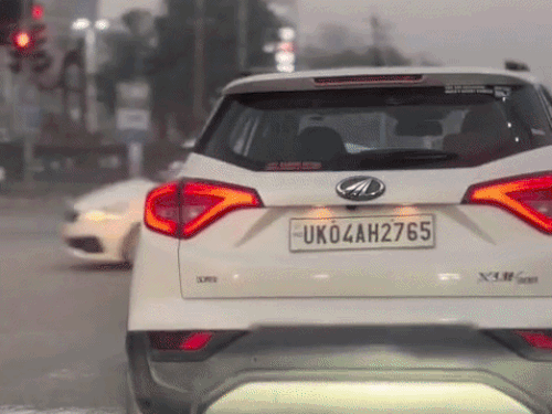 गुरुग्राम में गोल्फ कोर्स एक्सटेंशन रोड पर ट्रैफिक लाइन पर स्टंट करता कार ड्राइवर। - Dainik Bhaskar